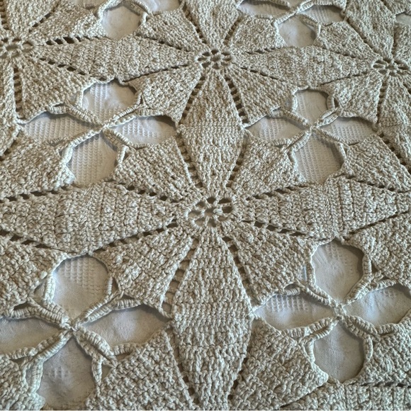 76” x 84” Vintage Handmade Crochet Floral Bedspread Blanket - Picture 2 of 11